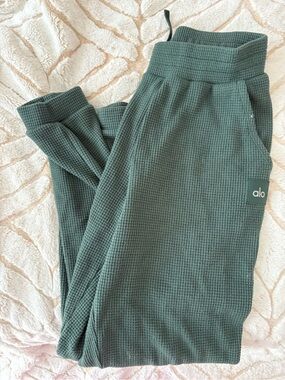 ALO Yoga Kids Waffle Joggers in Forest Green